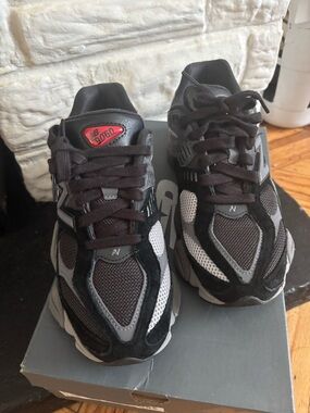 New Balance Men's Black and Gray Running Sneakers with Red Logo Accent